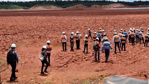 Hydro har i nesten ett år jobbet for å kunne gå tilbake til full produksjon i Brasil. Deponikatastrofen til brasilianske Vale har på ny gjort politikere bekymret for brasilianske deponier, og onsdag inviterte Hydro brasilianske politikere til å sette sine føtter på et avfallsdeponi med tørkebehandlet avfall i Paragominas.