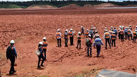 Hydro har i nesten ett år jobbet for å kunne gå tilbake til full produksjon i Brasil. Deponikatastrofen til brasilianske Vale har på ny gjort politikere bekymret for brasilianske deponier, og onsdag inviterte Hydro brasilianske politikere til å sette sine føtter på et avfallsdeponi med tørkebehandlet avfall i Paragominas.