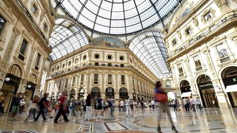 Kjøpesenteret Galleria Vittorio Emanuele II i Milano i Italia. Prisene i eurosonen falt for tredje måned på rad i mai.