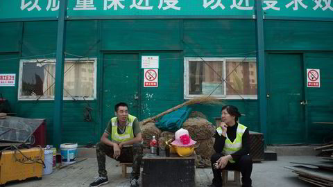 Den økonomiske veksten i andre kvartal i Kina ble ifølge offisielle tall omtrent som ventet. «Ingen» hadde heller ventet noe annet. Mange eksperter tviler uansett på tallene. På bildet tar to anleggsarbeidere seg en liten hvil på en anlegg i Beijing denne uken. Foto: Nicolas Asfouri/Afp Photo/NTB scanpix