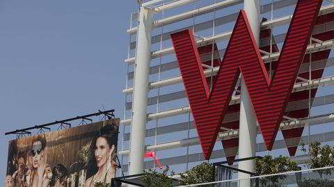 Starwood har blant annet W-hotellene. Her er logoen til W i Hollywood i Los Angeles i USA. Foto: Damian Dovarganes/AP/NTB Scanpix.