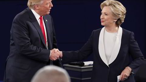 Presidentkandidatene Dondald Trump og Hillary Clinton under avslutningen av nattens debatt. Foto: Jim Young / REUTERS / NTB SCANPIX