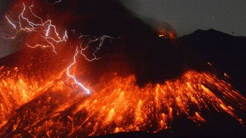 Avbildet er dagens utbrudd i Sakurijama-vulkanen i Japan. Foto: Kyodo News via AP/NTB Scanpix