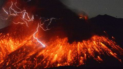 Avbildet er dagens utbrudd i Sakurijama-vulkanen i Japan. Foto: Kyodo News via AP/NTB Scanpix