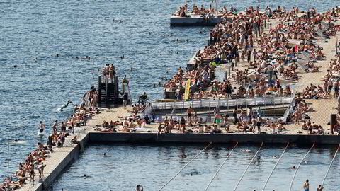 Nordmenn flest bruker ikke feriepengene sine på reise. Under tropevarmen i fjor sommer valfartet tusenvis badegjester Sørenga Sjøbad i Oslo.