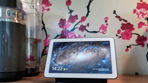 Google Nest Hub er en smarthøyttaler med skjerm som skal hjelpe deg med smarthusfunksjoner, vise gode bilder og løse små problemer i hverdagen – uten at man må ta opp telefonen.
