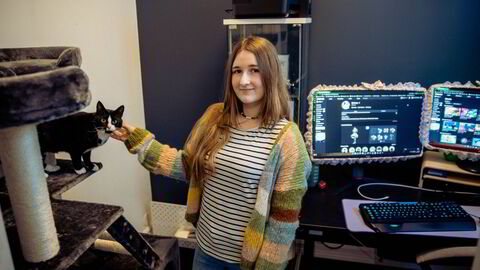 Selvlærte Vega Nor (21) har tjent åtte millioner kroner på å designe klær i spillet Roblox.
