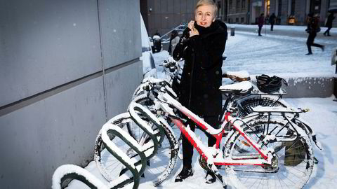 Seniorforsker Cathrine Egeland ved Senter for velferds- og arbeidslivsforskning ved Høgskolen i Oslo og Akershus angret på sykkelen i snørik Oslo torsdag ettermiddag.