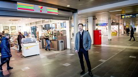 Det må være en god balanse mellom franchisetagerne og eierne, mener Magnus Reitan, administrerende direktør i Reitan Convenience. Her er han utenfor kioskene på Oslo S. Foto: Gorm K. Gaare