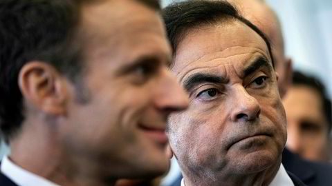 Frankrikes president Emmanuel Macron ønsker en sammenslåing, etter at Renault-sjef Carlos Ghosn (til høyre) ble arrestert. Her under et tidligere besøk ved Renault-fabrikken i Maubeuge.