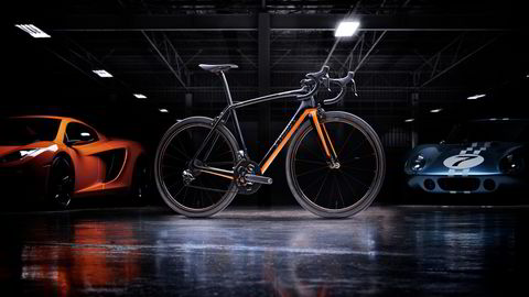 I MCLARENS DRAKT: Den nye racersykkelen produsert av McLaren og Specialized kommer i McLarens signaturfarger. FOTO: McLaren/Specialized