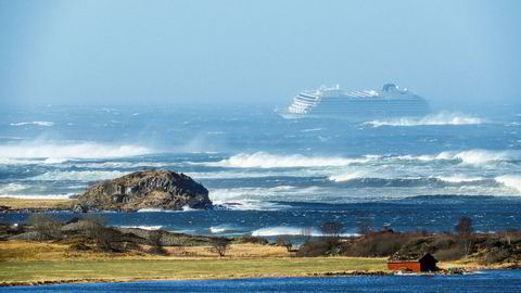 Cruiseskipet Viking Sky sendte lørdag ut mayday-melding da det mistet motorkraft og drev mot land i Hustavika. Det blåser fortsatt kraftig i området, men den verste faren er nå over for cruiseskipet Viking Sky utenfor kysten av Nordvestlandet.