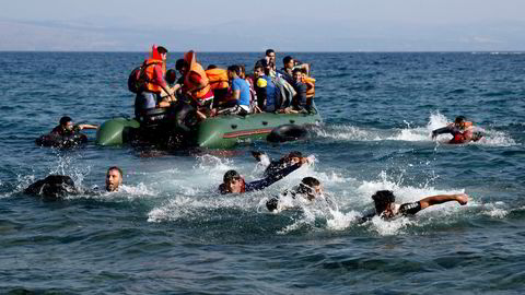 Nød og «velkommen-politikk» har gjort at hundretusener av flyktninger risikerer livet for å komme seg til Europa. Her fra øyen Lesbos i Hellas. Foto: Petros Giannakouris, AP/NTB Scanpix