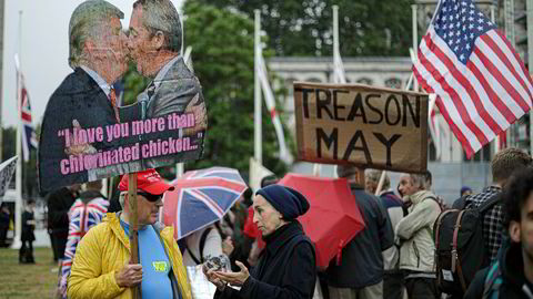 Brexit Party-leder Nigel Farage kjører solo i Europaparlamentet. Her gjør demonstranter i London narr av hans politiske allierte Donald Trump.
