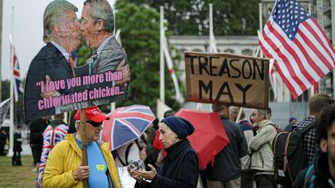 Brexit Party-leder Nigel Farage kjører solo i Europaparlamentet. Her gjør demonstranter i London narr av hans politiske allierte Donald Trump.