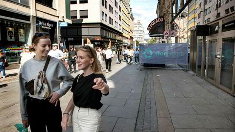 Maria Røsaker (tv) og Marte Tenden Karlsen har nesten sluttet å handle i tradisjonelle klesbutikker. Her er studentene utenfor en nedlagt klesbutikk i Oslo.