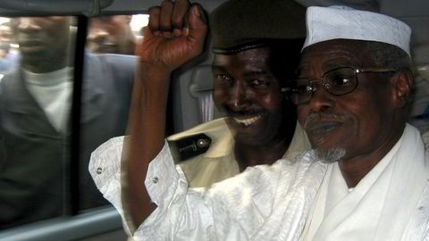 Tsjads ekspresident Hissene Habre (til høyre) fotografert i Senegal i 2005. Foto: Aliou Mbaye / Reuters / NTB scanpix
