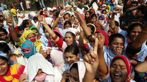 Tekstilarbeidere protesterer i gatene i Dhaka, hovedstaden i Bangladesh.