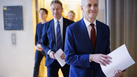 Markedet vil kollapse hvis alle, både i Norge og utlandet, fikk tilbud om Norgespris. Da måtte vi innføre kvoter, skriver kronikkforfatterne. Statsminister Jonas Gahr Støre og energiminister Terje Aaslandfremmet forslaget om Norgespris da Sp gikk ut av regjeringen.