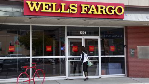 En person går inn i en Wells Fargo-bank i Colorado, USA. Illustrasjonsfoto: REUTERS/Rick Wilking