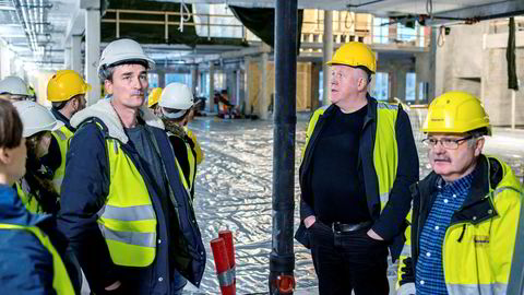 Kjell Kvam (midten) på besøk på byggeplassen til «Skole 9910» i Sør-Varanger kommune i høst. Her med rektor Torgeir Skogan (venstre) og Svein Kålen fra Byggmesteran.