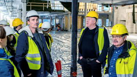 Kjell Kvam (midten) på besøk på byggeplassen til «Skole 9910» i Sør-Varanger kommune i høst. Her med rektor Torgeir Skogan (venstre) og Svein Kålen fra Byggmesteran.