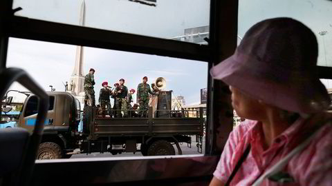 STRAFFES. Enhver form for kritikk av militærjuntaen slås hardt ned på. Her holder soldater vakt ved Victory Monument i Bangkok. Foto: Wason Wanichakorn, Ap/NTB Scanpix