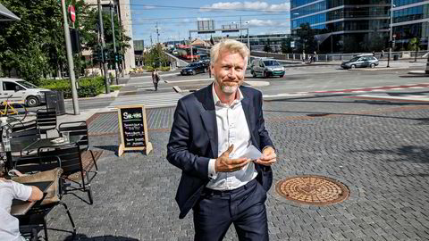 TV 2-sjef Olav Sandnes utenfor TV 2s lokaler i Bjørvika.