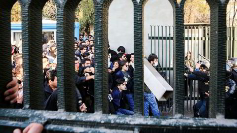 Demonstrasjonene startet i Iran torsdag og har økt i omfang. Det er spesielt arbeidsledige unge mennesker som demonstrerer. Det har vært store forventninger til økonomisk utvikling i Iran, men disse har ikke slått til.