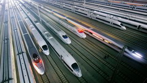 Den kinesiske modellen er basert på store statlige investeringer i infrastruktur – veier, havner, elektrisitet, jernbane og flyplasser – som skal sette i gang industriell utvikling, skriver artikkelforfatteren. Her fra en vedlikeholdsbase for høyhastighetstog i Wuhan i Hubei-provinsen i Kina. Foto: AP/NTB Scanpix