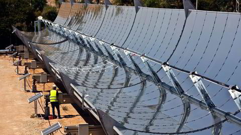 STATLIG SOL. Tar vi et større årlig overskudd fra Statoil, kan vi bruke statens andel av dette til å bygge opp en internasjonal solgigant. Her et Brenmiller Energy-anlegg i den israelske Negev-ørkenen. Foto: Nir Elias, Reuters/NTB Scanpix