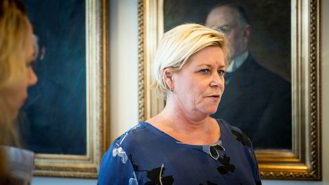 Finansminister Siv Jensen leier hytte av Johan H. Andresen.
