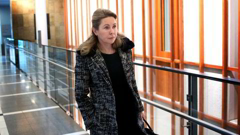 Lone Fønss Schrøder sitter og har sittet i styret i flere av Skandinavias største selskaper. Hun mener det er viktig at ikke styremedlemmene blir så avhengige av styrehonoraret at de mister sin integritet. Her avbildet i 2015 da hun vitnet i korrupsjonssaken mot fire tidligere Yara-topper.