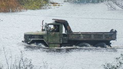 Regn og uvær på Sørlandet. Topdalselva har gått over sine bredder og vannet sto høyt ved Drangsholt mellom Kristiansand og Birkeland mandag.