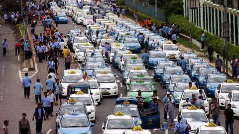 I protest mot Uber og lignende transporttjenester stanset tusenvis av taxisjåfører tirsdag trafikken i den indonesiske hovedstaden Jakarta. Foto: Achmad Ibrahim/ AP/NTB Scanpix