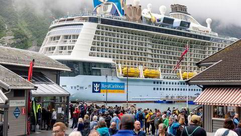 Regjeringen inkluderer etter kraftig kritikk også cruisepassasjerer, her i Geiranger, i forslaget om turistskatt. Men det er likevel uavklart om forslaget får flertall.