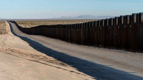 Det hvite hus har ikke tenkt å la seg stoppe av søksmål, og går videre med bygging av muren langs grensen til Mexico.