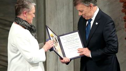 Berit Reiss-Andersen tildeler Nobels fredspris 2016 til Colombias president Juan Manuel Santos under seremonien i Oslo rådhus 10.desember ifjor.