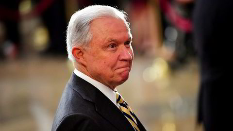 Justisminister i USA, Jeff Sessions varsler granskning av nettgiganter.