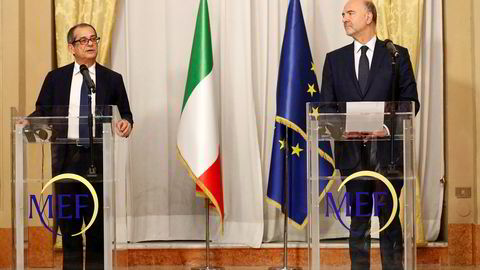 Italias økonomiminister Giovanni Tria (til venstre) går bevisst mot EU og økonomikommissær Pierre Moscovici. Her under et møte i Roma sist uke.