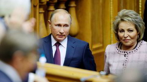 Den mektige russiske politikeren Valentina Matvijenko har involvert seg i spionsaken på Stortinget. Her er hun sammen med president Vladimir Putin i september.