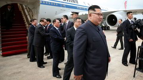 Nord-Koreas leder Kim Jong-un ankommer her Singapore tidlig søndag med et kinesisk fly. USAs president Donald Trump ankommer byen søndag kveld lokal tid.