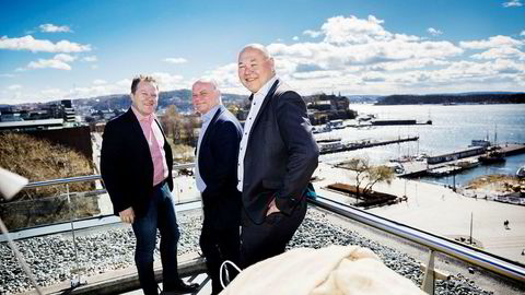 Arne Hjeltnes (til venstre) er styreleder i Norwegian Fish i Mehamn i Finnmark. Her sammen med investorene Thorbjørn Theie og Jørn-Gunnar Jacobsen.