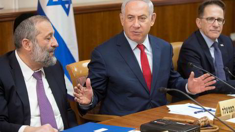 Statsminister Benjamin Netanyahu avbildet under det ukentlige regjeringsmøtet søndag.