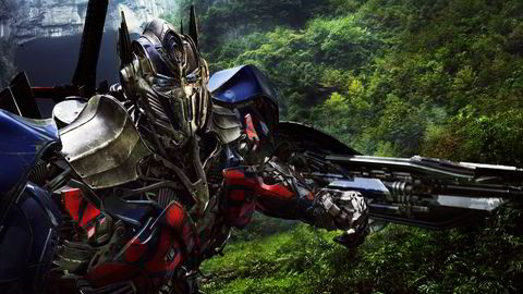 Michael Bays «Transformers: Age of Extinction» har blitt møtt med skuldertrekk av anmelderne, men er nå én av 19 filmer som har spilt inn mer enn én millard dollar.