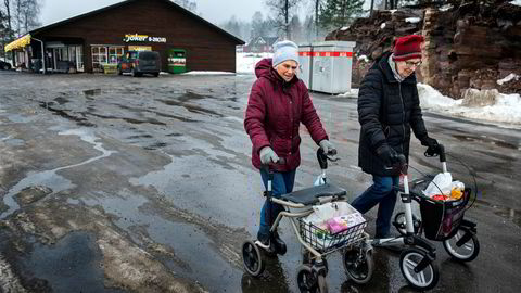 Venninnene Målfrid Moen (til venstre) og Solveig Holmedal er henrykte for Rømskogs eneste butikk og vet ikke hvordan de skulle klart seg uten.