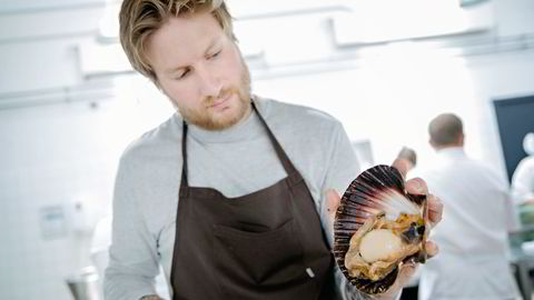 Maaemo-sjef Esben Holmboe Bang renser kamskjell til lunsj for verdens mat-elite på Mad i København.