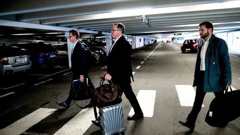 Statoils konsernsjef Eldar Sætre med  informasjonsrådgiver Arne Solend til venstre og informasjonsdirektør Knut Rostad til høyre. Foto: