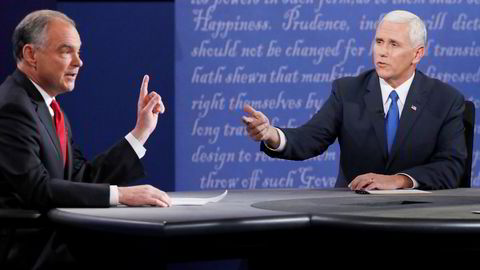 Demokraten Tim Kaine (til venstre) og den republikanske visepresidentkandidaten Mike Pence braket sammen i den første og eneste direktesendte tv-debatten mellom dem. Foto: Jonathan Ernst/Reuters/NTB scanpix