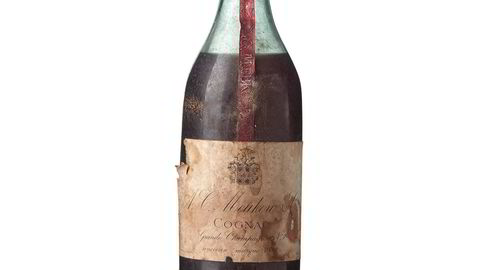 En flaske konjakk fra 1842 ble solgt for 52.000 kroner, pluss 20 prosent salær. Foto: Trond Andersen/Blomqvist